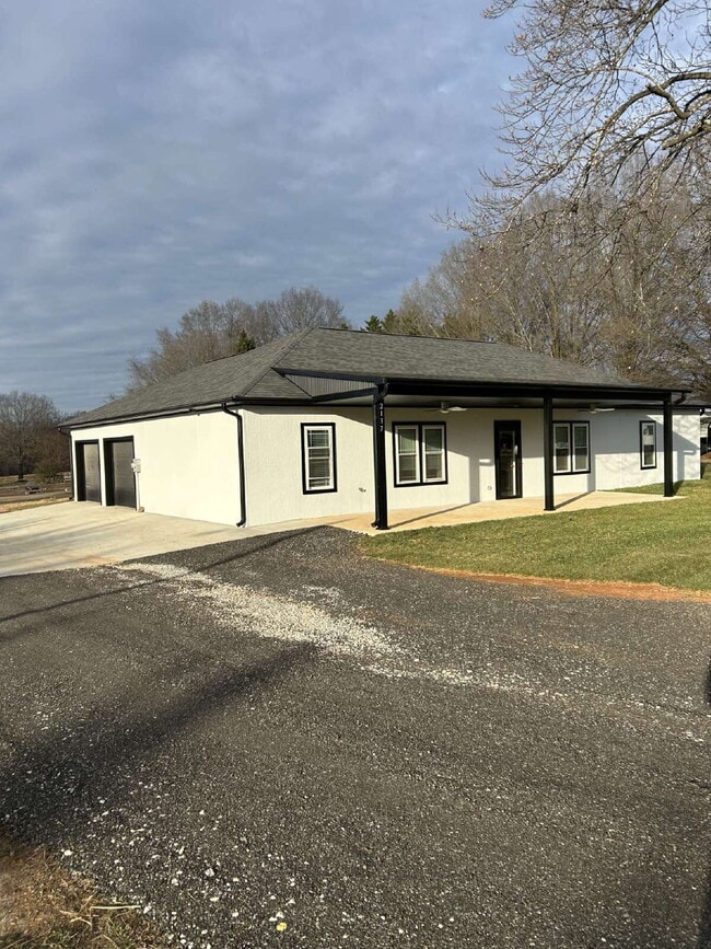 Building Photo - New Built Home 3-Bedroom Kernersville Home with Granite Touches and 2 Full Baths!"