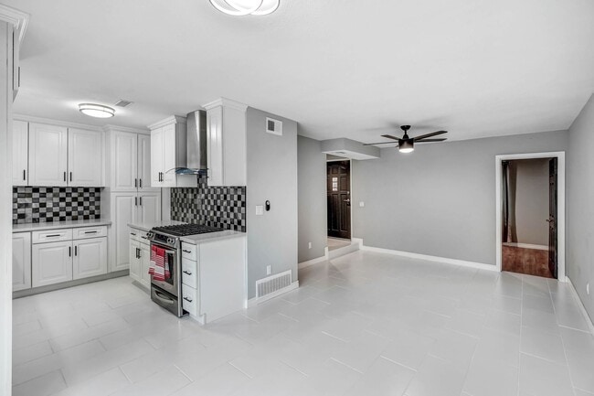 Photo - 3700 Mountain Ave N