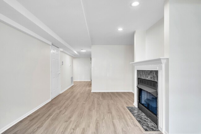 Photo - 2023 W Superior St