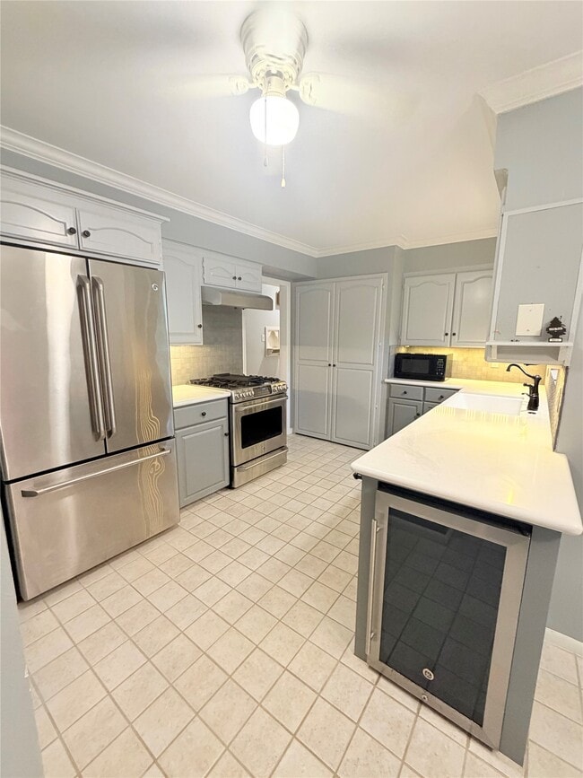 Photo - 4833 Hazelton St