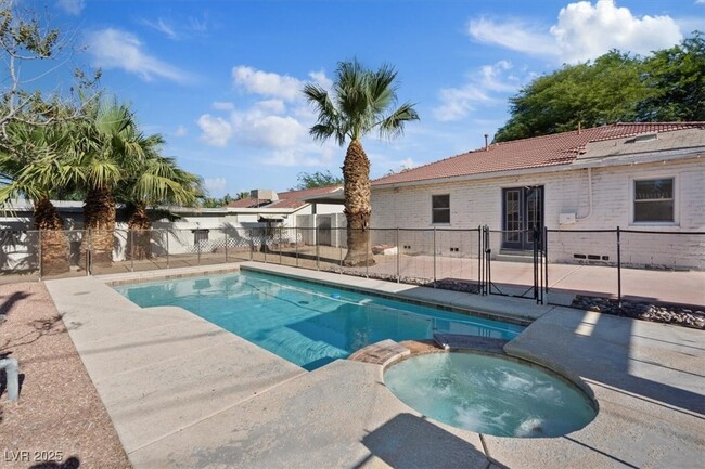 Building Photo - 1609 Chapman Dr Rental