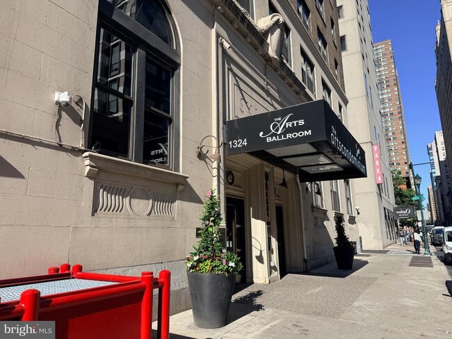 Building Photo - 1324 Locust St Unit 1221