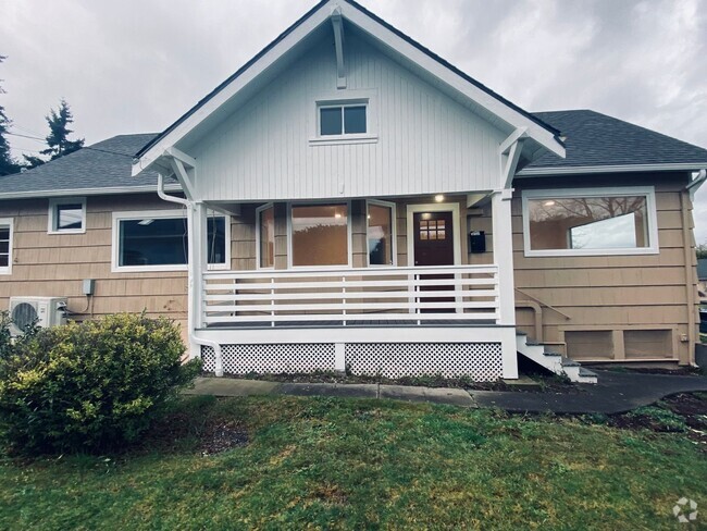 Building Photo - Updated 1910 Craftsman home in North Everett