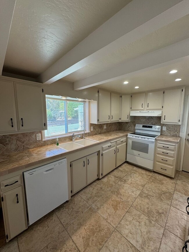 Photo - 3-Bedroom Home with Spectacular Views and ...