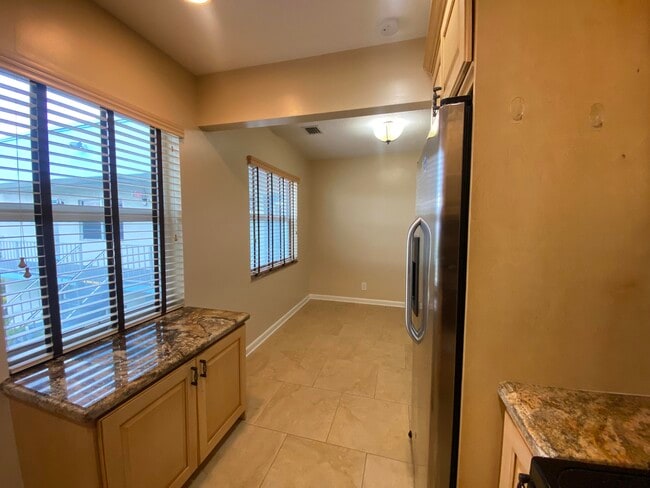 Photo - 843 Flanders S