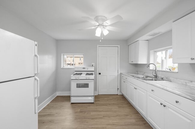 Gorgeous 3 bedroom home in Clairton availa... - Gorgeous 3 bedroom home in Clairton availa...