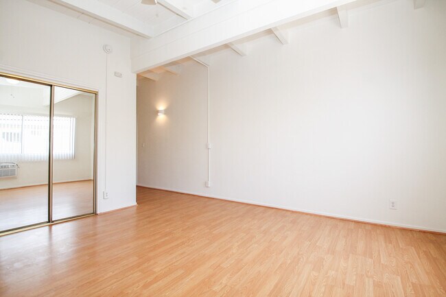 Photo - 1718 S Bundy Dr