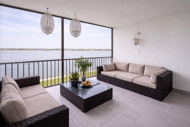 Building Photo - 1175 NE Miami Gardens Dr Unit 202