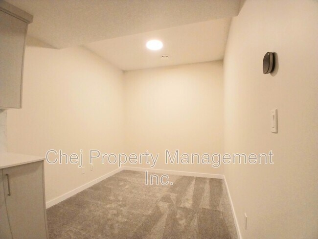 Photo - 807 Rowan Cl SW Unit Lower