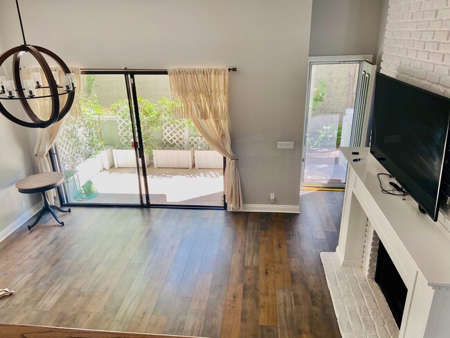 Photo - Gorgeous Venice Townhouse w/Upgrades Galore close to Beach+Canals w/Laundry+Garage+Pool