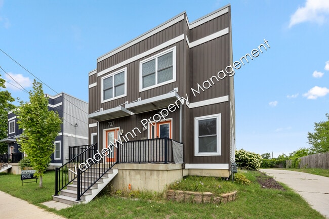 Building Photo - 739 Bates St SE Rental