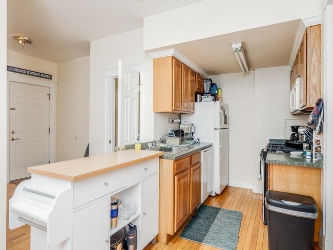 Photo - 546 E 8th St