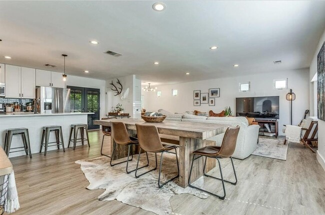 Photo - 748 Wales Way