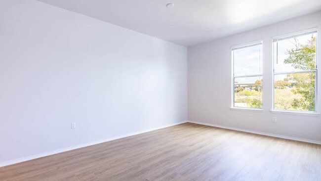 Dormitorio con suelo de superficie dura