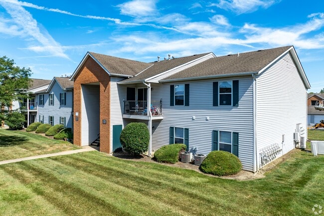 Se muestra el edificio de apartamentos Dooley's Orchard, que muestra el exterior de dos pisos. - Dooley's Orchard