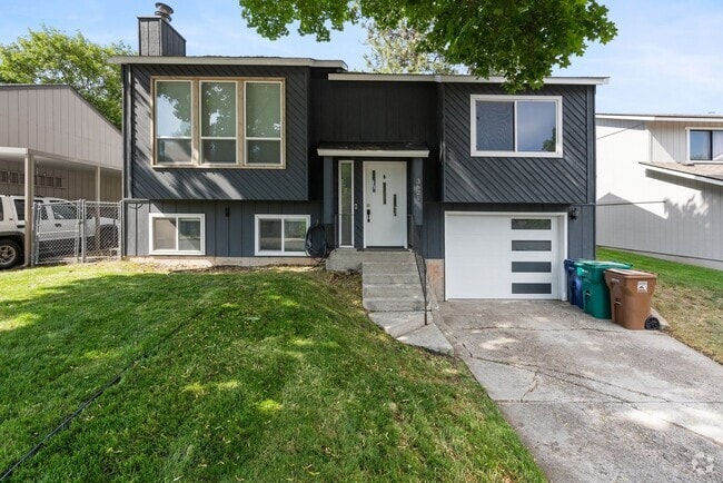 Building Photo - Beautiful 3/2 South Hill Home