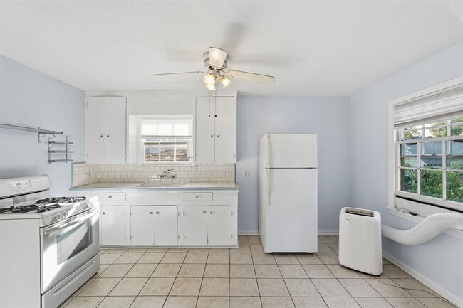 Photo - 2223 Singleton St