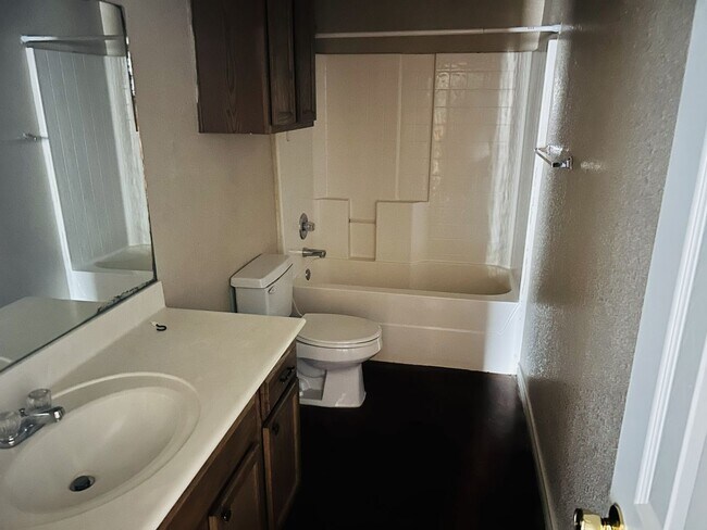 Photo - 2009 Charleston Ct Unidad B