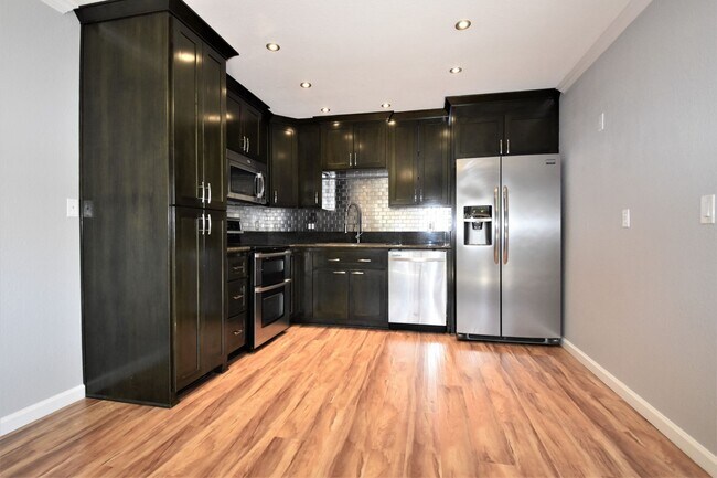 Photo - 5030 Greenberry Dr Condo