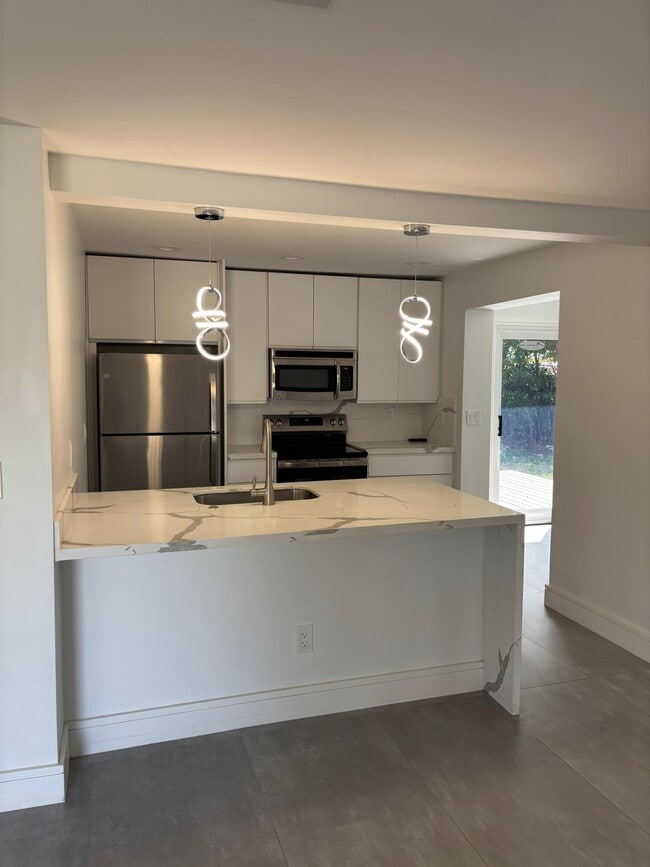 Photo - 930 NE 24th St