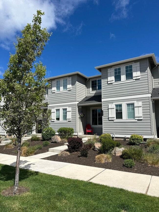 Building Photo - Gorgeous newer townhome in SE Bend!