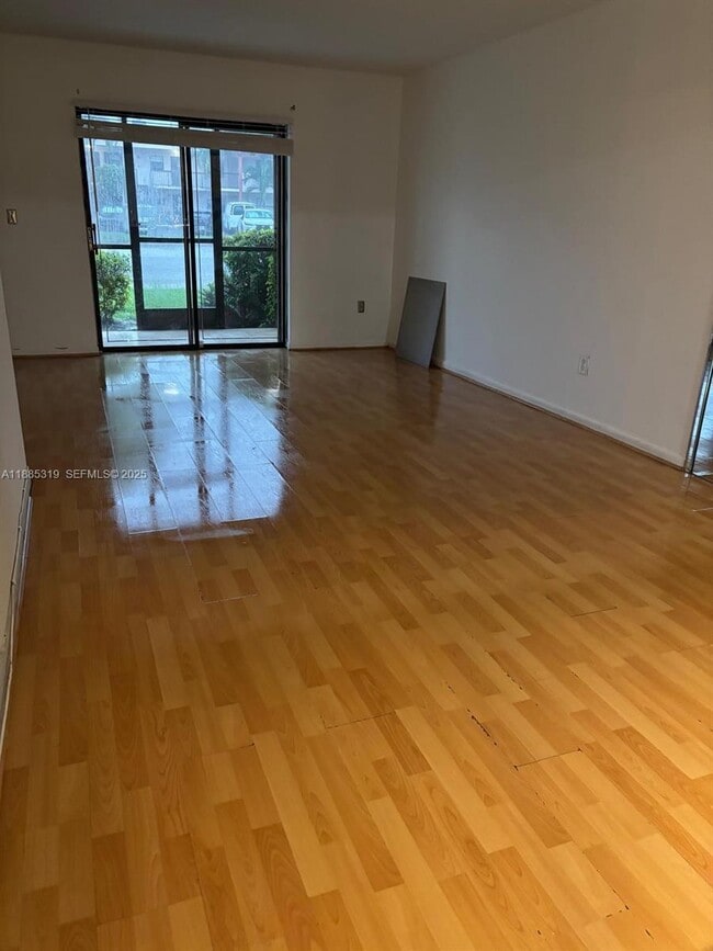 Photo - 871 NE 207th Ln Unidad 103-15