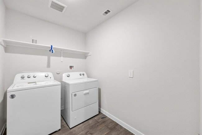 Photo - 320 Darwin Pl