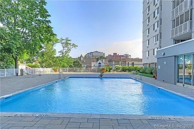 Photo - 1 Strawberry Hill Ave Unidad 1E