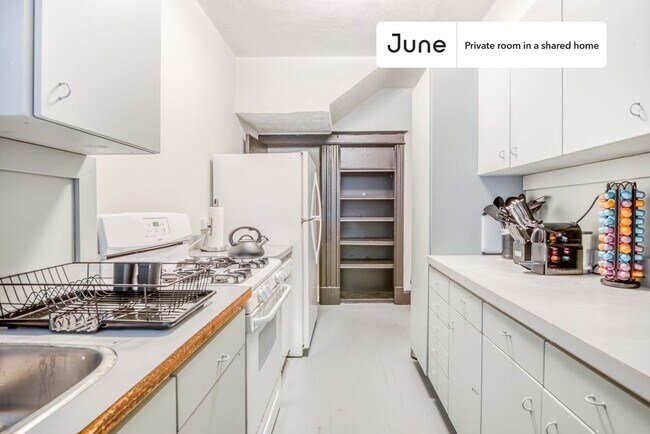 Room in Shared 5 bed/2 bath home in Woodley Park