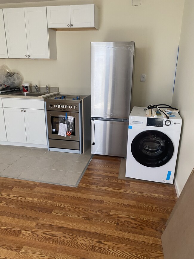 Photo - 123 Amity Pl Unidad Modern One-Bedroom