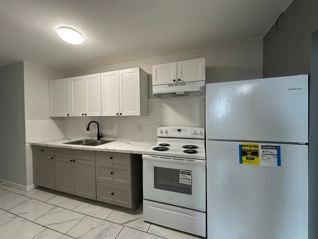 Building Photo - 4 Front St E