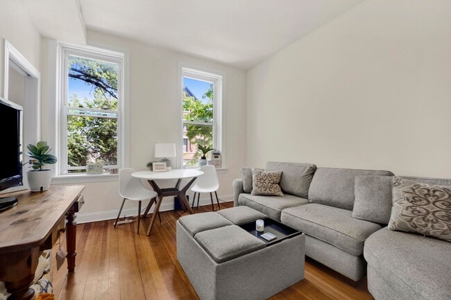 Photo - TONS OF LIGHT 2 BED IN BUCKTOWN! -- AVAILABLE 8/1! Unit 2F