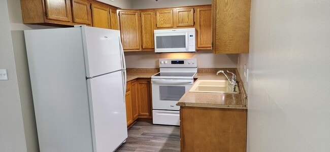 Building Photo - One Bedroom Condo For Rent