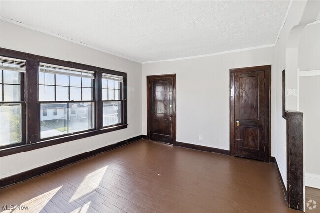 Building Photo - 1524 E 204th St Unit 2-up Rental