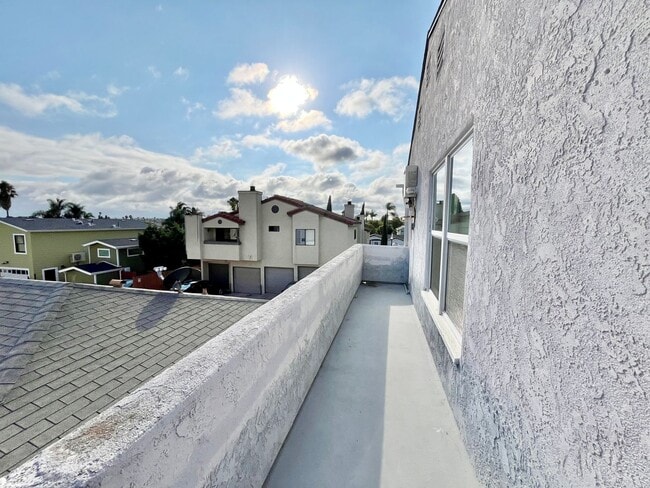 Photo - Upstairs 1 Bedroom Available with A/C in G... Unit 4466
