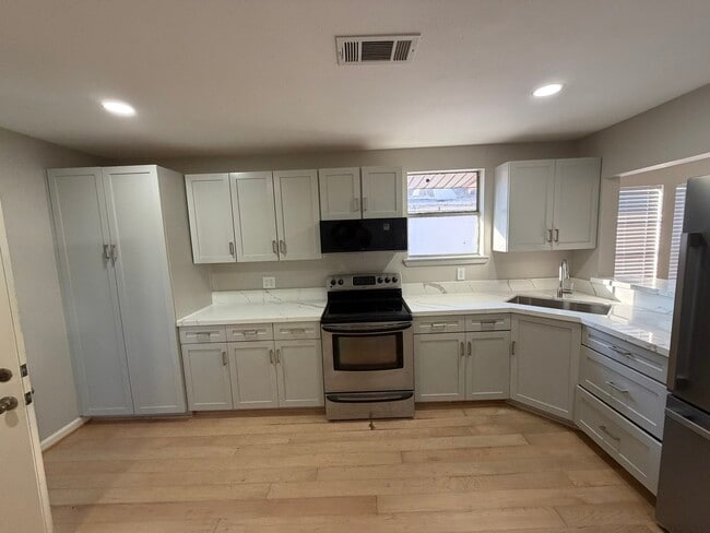 Building Photo - 1554 Scharpe St