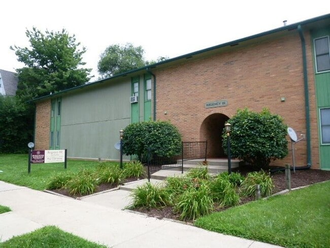 Building Photo - 1 Bedroom Downtown Court Yard Level Apartment