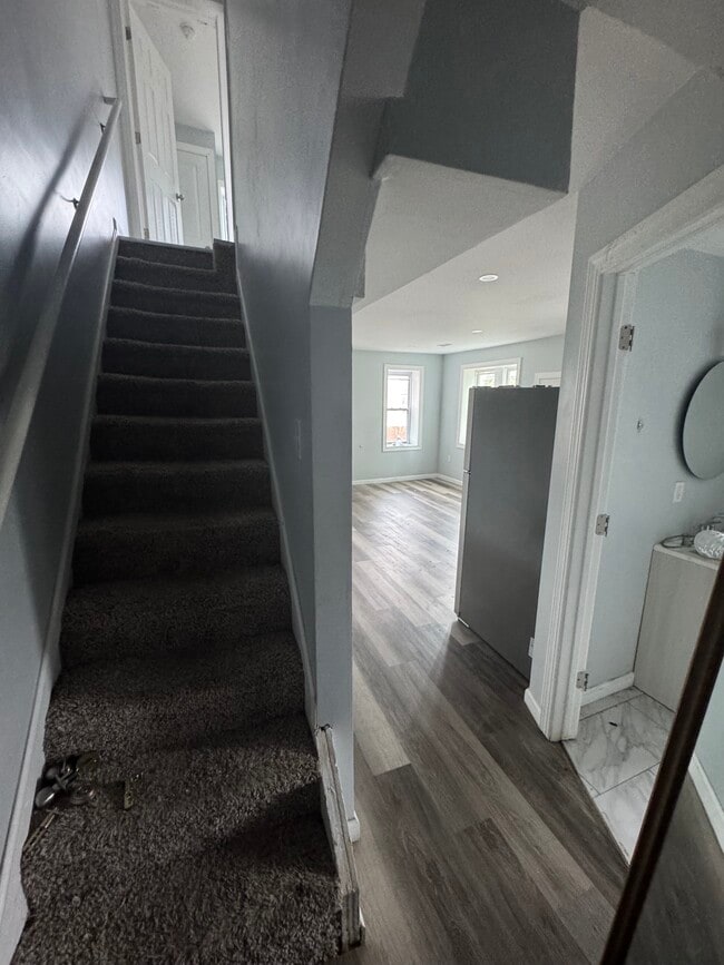 Building Photo - 529 W 7th St Unit 4