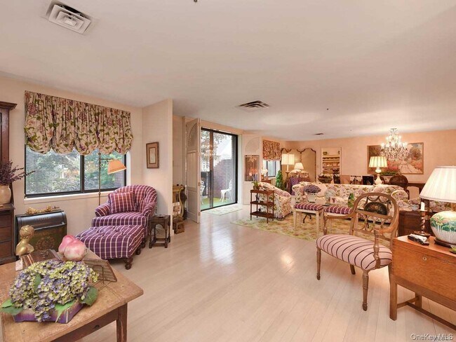 Photo - 123 Middle Neck Rd Unit 304-5