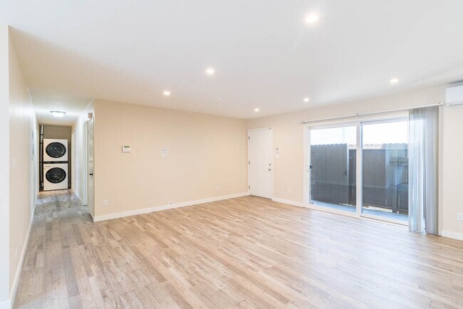 Photo - 2102 Mathews Ave Unidad B