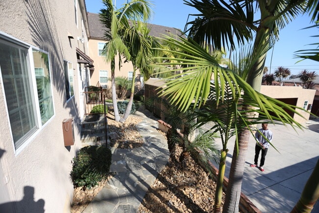 Building Photo - 5808 Edgemar Ave Unit Large 2 bed