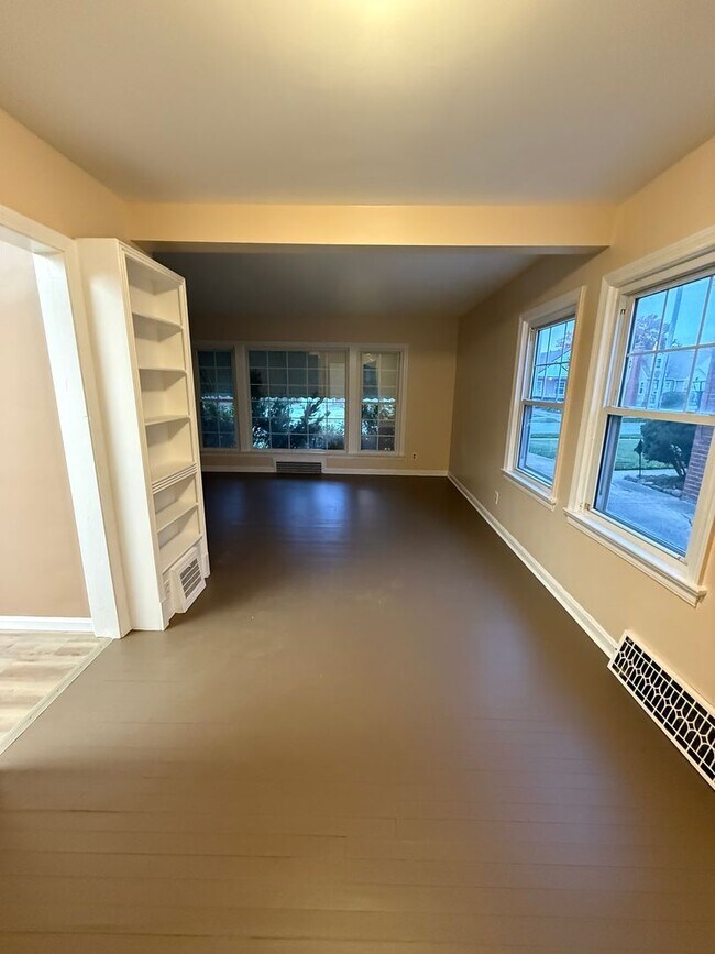 Photo - Lee/Harvard 3 Bedroom Single water/sewer i...