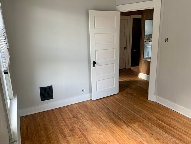 Photo - 2038 Nelson St Apartments Unit B