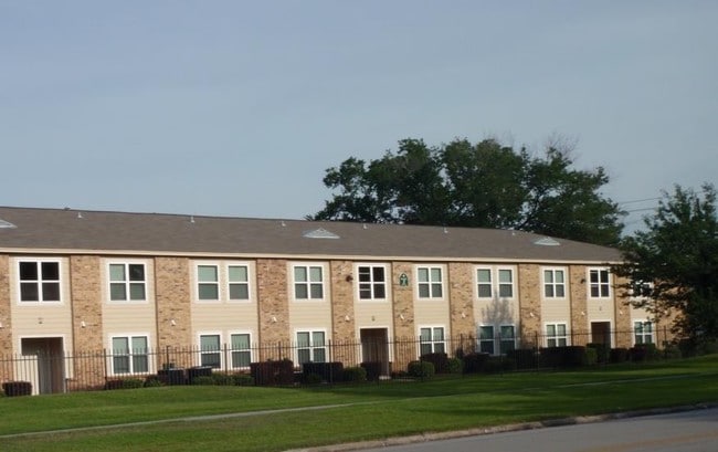 Concord Green Apartments - Concord Green Apartments
