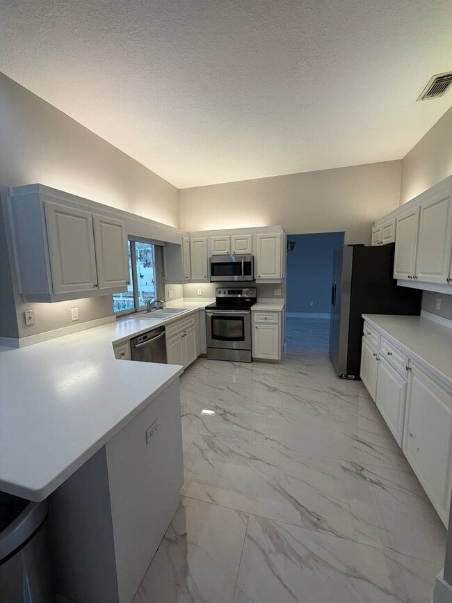 Photo - Welcome to your private Florida retreat in Lakeland!