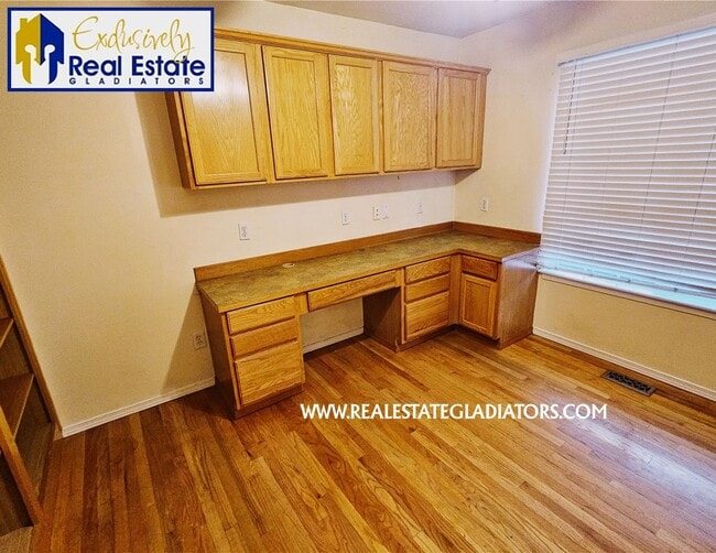 Photo - Beautiful, Pet Friendly Light-Filled Rambl...