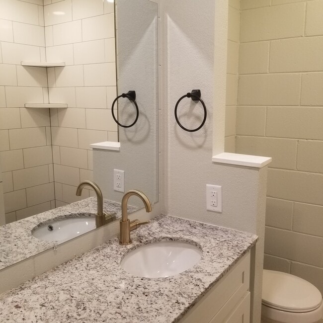 Photo - 897 W 12th St