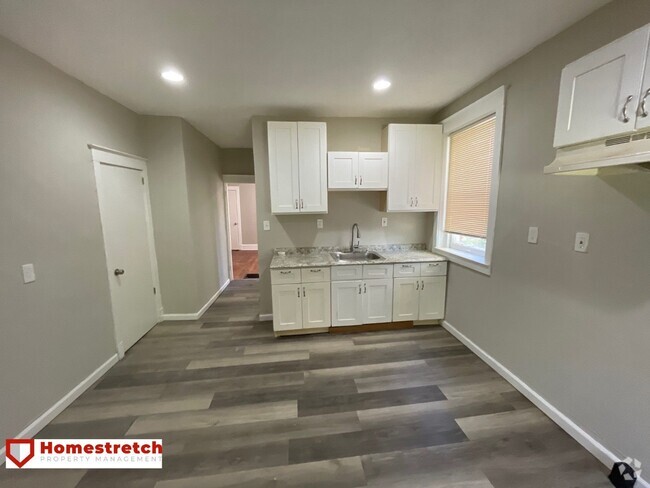 Building Photo - Updated 3 Bedroom 2 Bath Unit Available fo... Rental