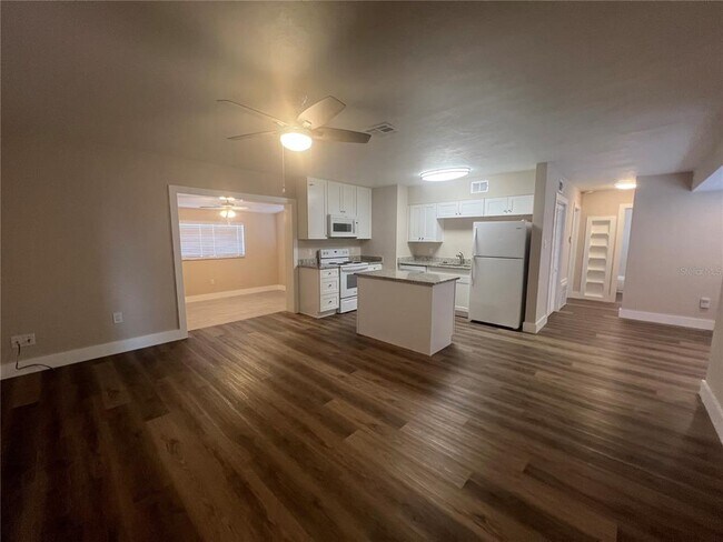 Photo - 2472 Picnic St