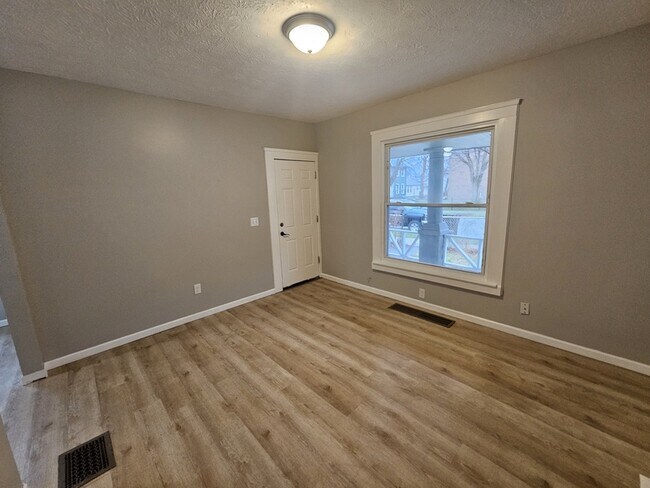 Photo - 1914 W 58th St